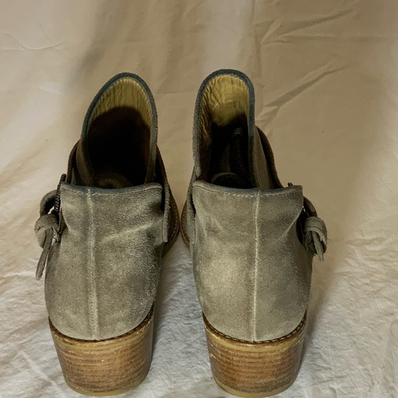 Stuart Weizman - Tan suede ankle boot with strap and buckle. Med heel. Size 9M - Picture 3 of 7